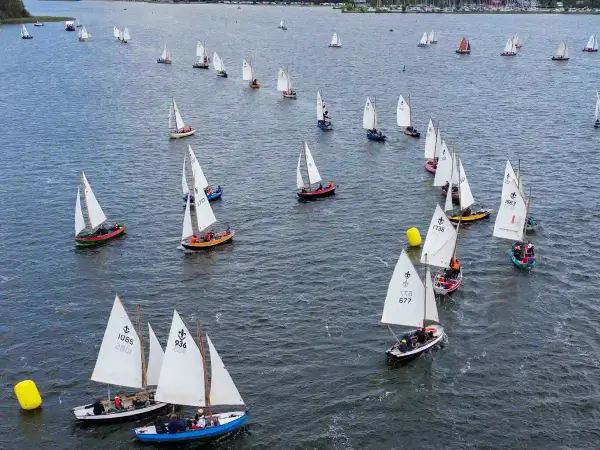 een droneshot van de landelijke zeilwedstrijden (lszw) 2023 in Zeewolde