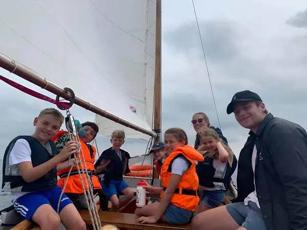 dolfijnen zijn aan het zeilen op zomerkamp