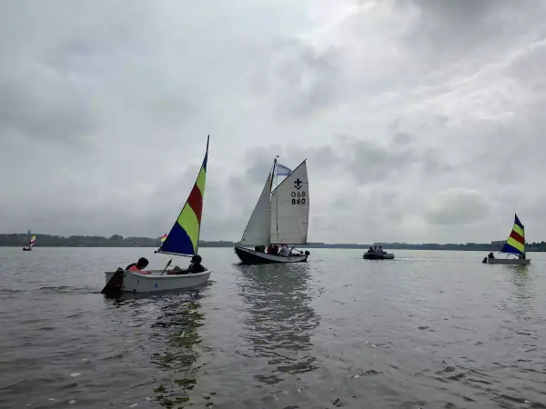 de Dolfijnen varen in optimisten op de Binnenschelde van Bergen op Zoom