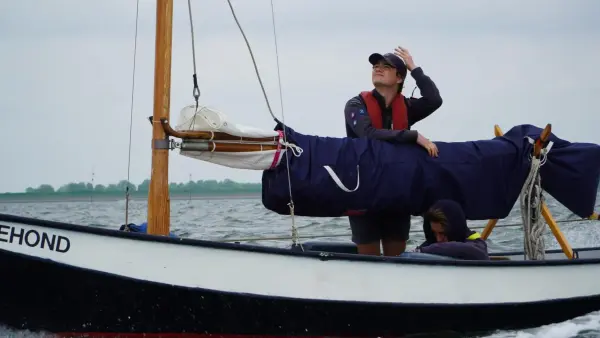 de sleep van lelievletten op de Oosterschelde richting het kampterrein van het zewaka in Veere