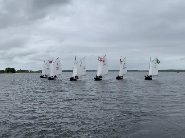 alle vletten van de zeeverkenners jongens varen naast elkaar in formatie