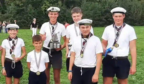 de winnaars uit bergen op zoom van de landelijke scouting zeilwedstrijden nemen de beker in ontvangst op het scoutingterrein in zeewolde