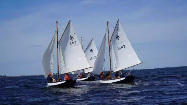 drie vletten varen van het zicht weg naar de horizon op kamp van de zvm