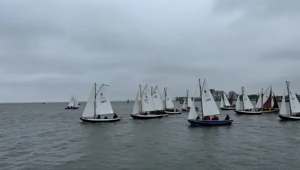 de start van de regionale scouting zeilwedstrijden in Yersekere op de Oosterschelde