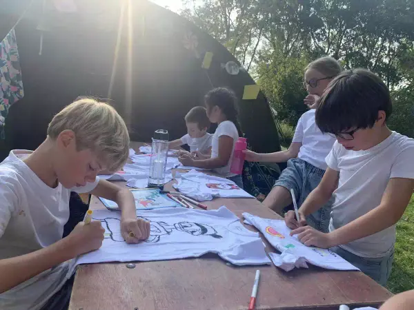 dolfijnen zijn aan het tekenen op zomerkamp