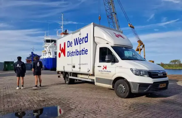 de bus van De Werd distibutie bij de roeiwedstrijden