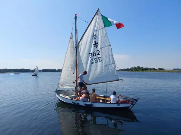 de Walrus 362 zeilt op het Veerse Meer met een Italiaanse vlag aan het zeil gehesen