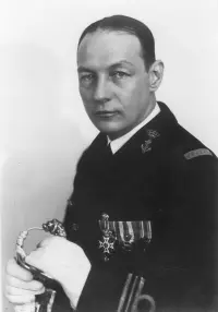 portret van Karel Doorman als luitenant-ter-zee der eerste klasse in 1930