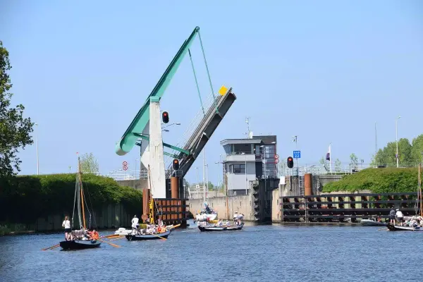 de verkenners van de scoutingroep Karel Doorman roeien door de sluis van de haven van Bergen op Zoom