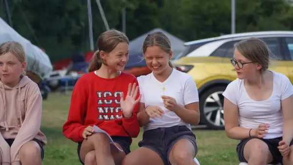 verkenners hebben lol bij het zingen van liedjes