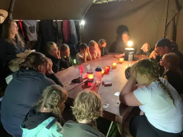 dolfijnen zitten in een tent op zomerkamp