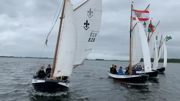 de zeeverkenners jongens zijn aan het zeilen op het veerse meer