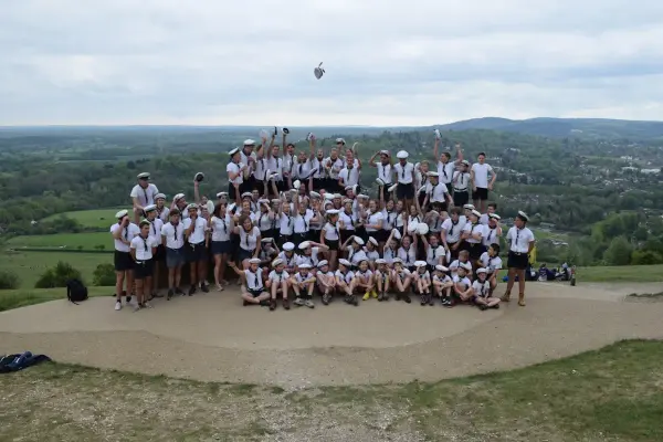 de verkenners op kamp in Engeland op een groepsfoto in Boxhill