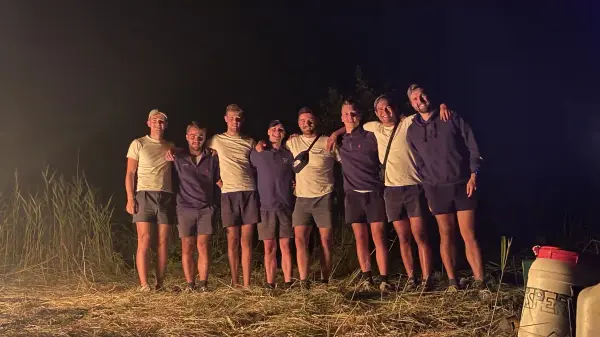 het leidingteam van de jongens op kamp bij het kampvuur