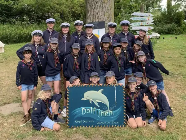 dolfijnen zijn aan het zeilen op zomerkamp