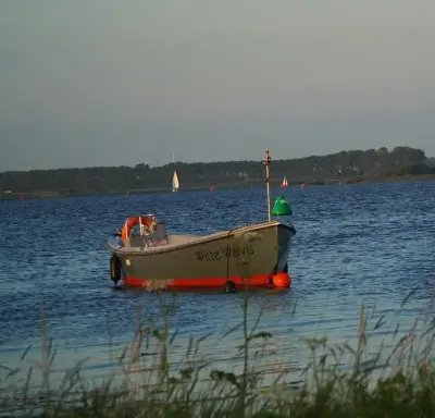 de Whaleboat Witte Walvis voor anker bij het kampterrein aan het Veerse meer