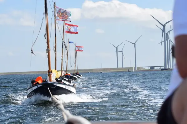 alle vletten van de jongens worden over de Oosterschelde gesleept