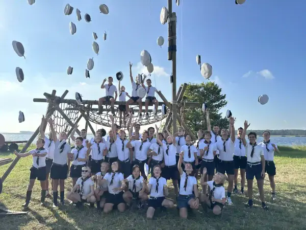 een groepsfoto met alle verkenners voor het klimrek op zomerkamp aan het Veerse Meer