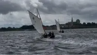 twee vletten zeilen op het Veerse Meer in Zeeland met Veere op de achtergrond tijdens het ZeWaKa (Zeeuws Water Kamp)