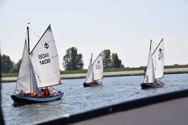 drie vletten van onze Scouting varen op het Zoommeer tijdens Opening Vaarseizoen in Bergen op Zoom