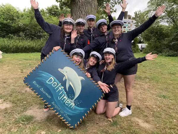 dolfijnen zijn aan het zeilen op zomerkamp