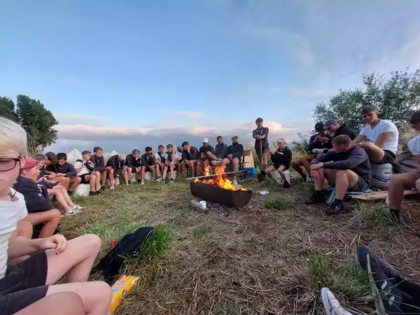 de verkenners op kamp 2023 rond het kampvuur in Numansdorp