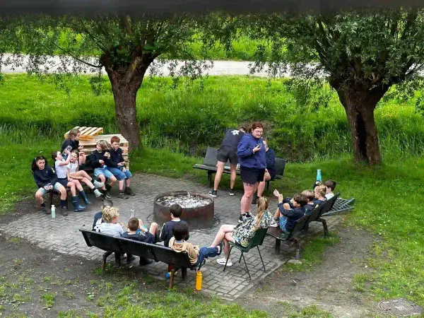 de dolfijnen zitten rond het kampvuur tijdens het weekendkamp op het kampterrein van de zeeverkennersgroep Henendrecht in Tholen