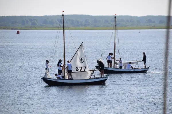 twee vletten zijn de zeilen aan het hijsen op kamp op het Veerse Meer