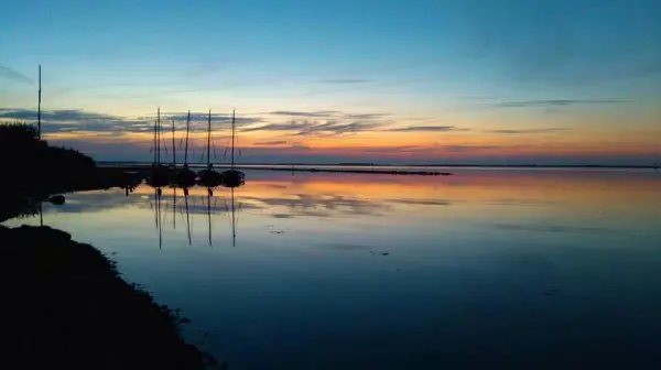 de vletten bij zonsondergang op het eiland dwars in de weg op het grevelingenmeer in zeeland