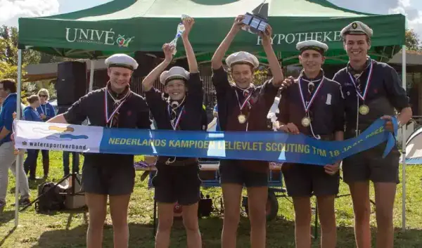 de winnaars uit bergen op zoom van de landelijke scouting zeilwedstrijden nemen voor de tweede keer de beker in ontvangst op het scoutingterrein in zeewolde