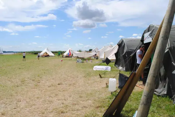het kampterrein bij de boer met alle tenten opgesteld