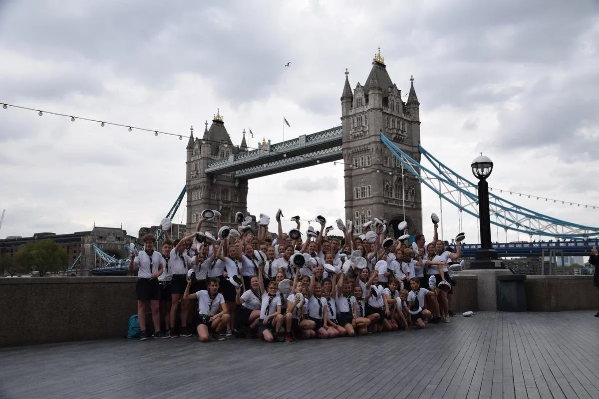 een groepsfoto met alle verkenners in Londen voor de Tower Bridge