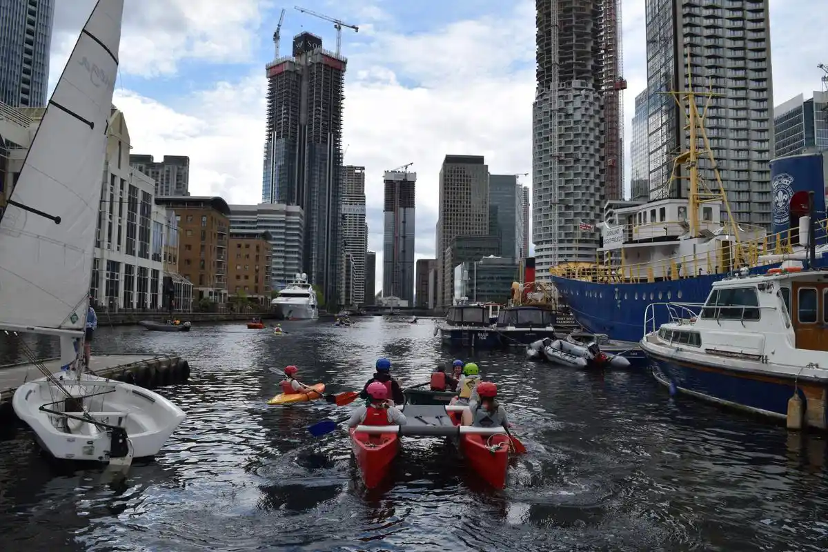 de verkenners zeilen en kanoën bij de Docklands in Londen
