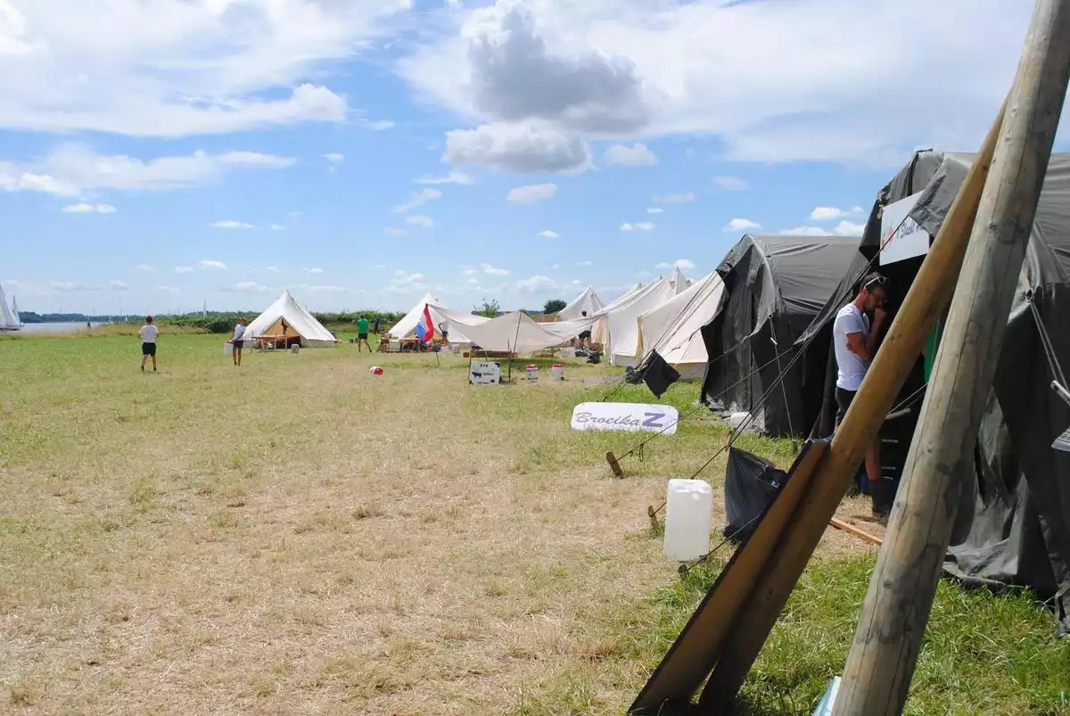 het kampterrein bij de boer met alle tenten opgesteld